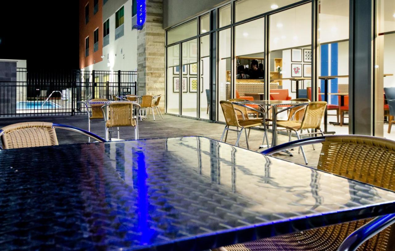 Holiday Inn Express & Suites Taylor By Ihg Exterior foto